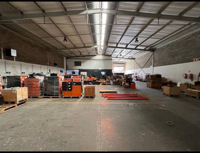 620M² WAREHOUSE TO LET IN LASER PARK